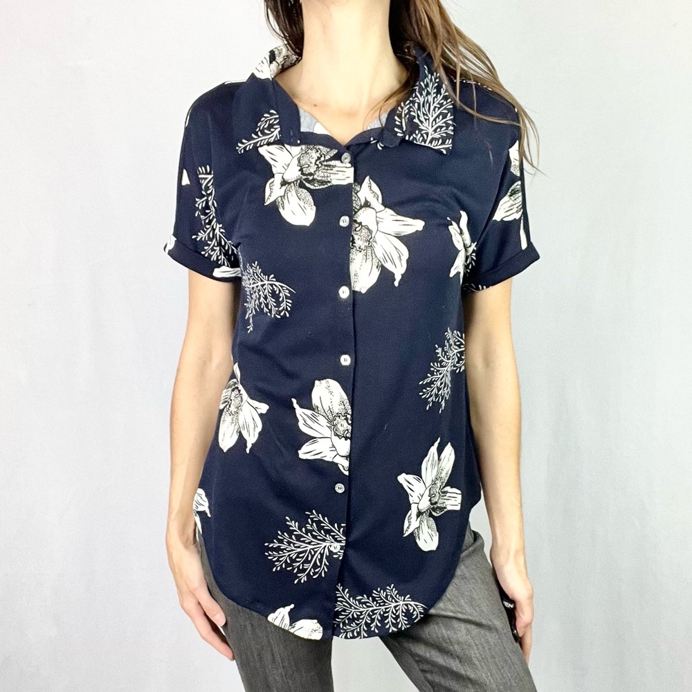 LULAROE |💙🌺 Navy Blue & White Hawaiian Floral Print Burton-Up Short-Sleeved Top